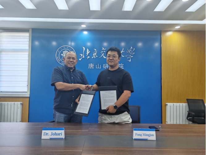 自主研发的核心实训设备特写(如动力电池检测平台、虚拟仿真平台) 自主研发的核心实训设备特写(如动力电池检测平台、虚拟仿真平台)