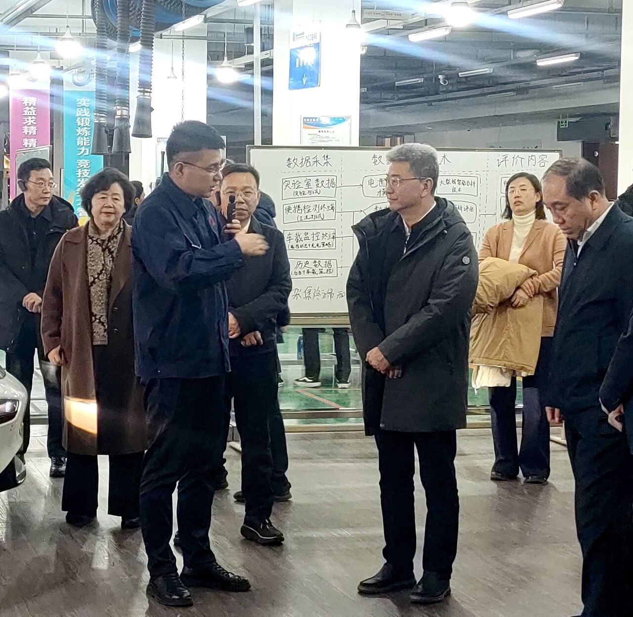 教育部副部长吴岩到唐山工业职业技术大学调研考察北交知行（北京）教育科技有限公司现场做重点汇报